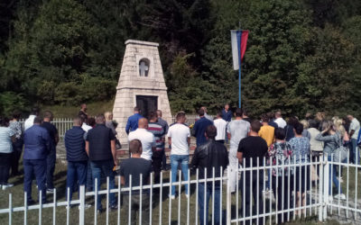 Služen parastos za 42 ubijena srpska civila i vojnika na Papratnoj njivi