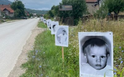 Фотографије убијених Срба постављене поред пута који води до Поточара